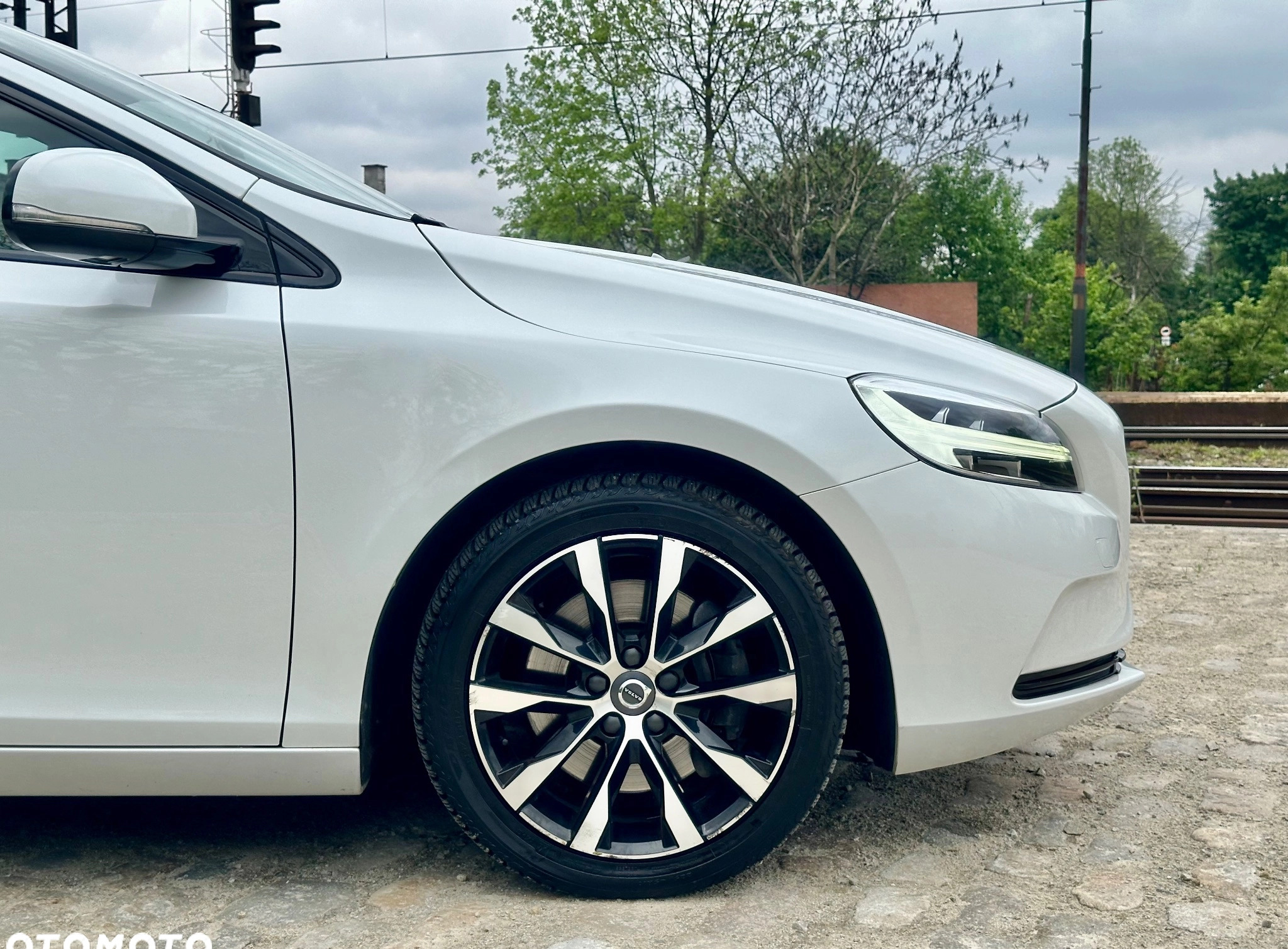 Volvo V40 cena 57800 przebieg: 230000, rok produkcji 2018 z Wrocław małe 781